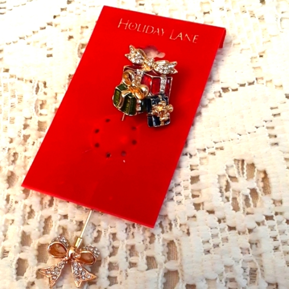 Holiday Lane Present Stick Pin